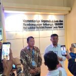 Wakil Gubernur Provinsi Jawa Barat, Erwan Setiawan (putih), saat di wawancarai oleh awak media di Kantor Perwakilan BKKBN Jawa Barat di Kota Bandung.