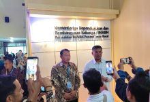 Wakil Gubernur Provinsi Jawa Barat, Erwan Setiawan (putih), saat di wawancarai oleh awak media di Kantor Perwakilan BKKBN Jawa Barat di Kota Bandung.