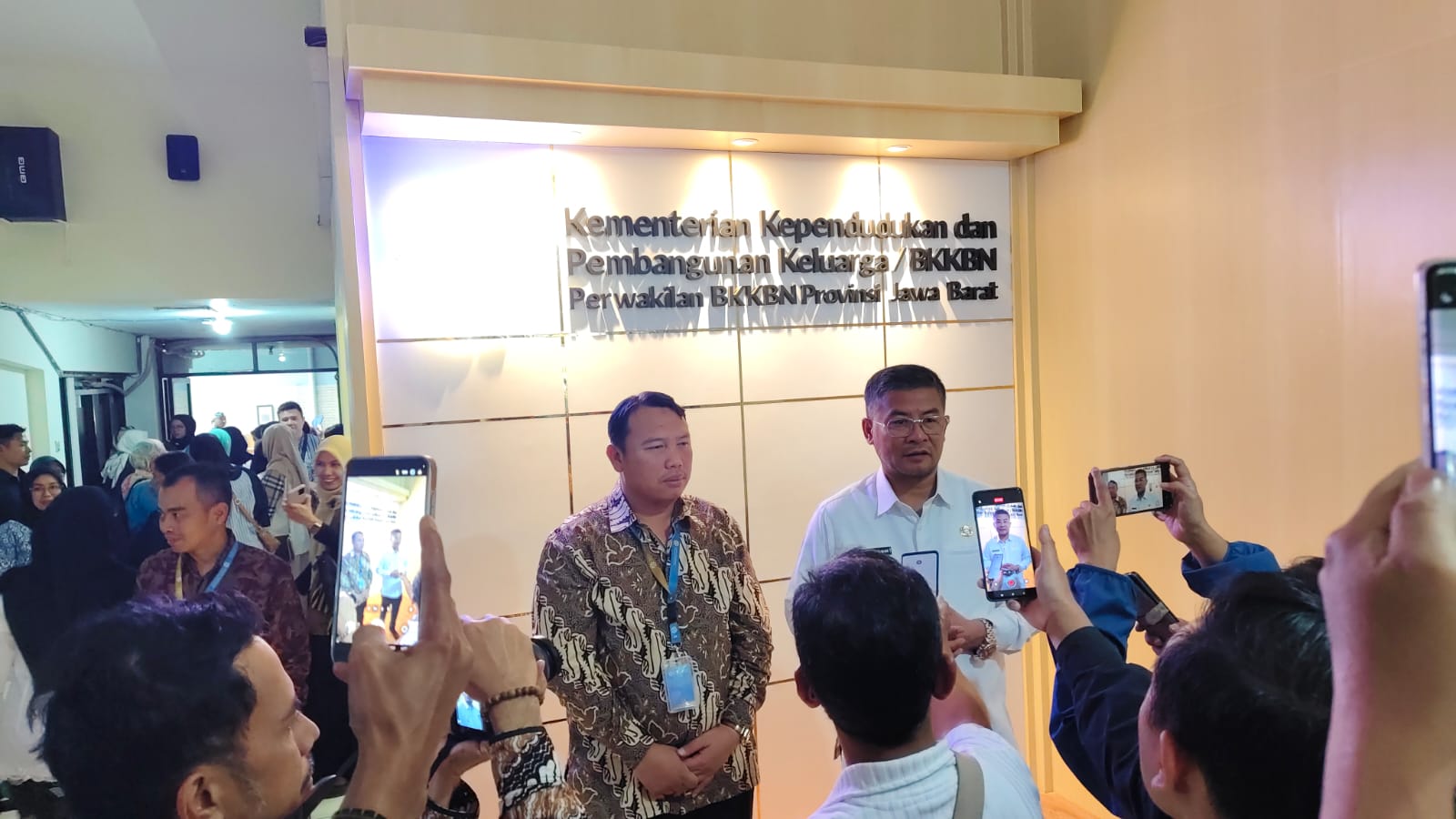 Wakil Gubernur Provinsi Jawa Barat, Erwan Setiawan (putih), saat di wawancarai oleh awak media di Kantor Perwakilan BKKBN Jawa Barat di Kota Bandung.