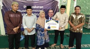 Anggota DPR RI Ujang Bey Salurkan Bantuan Renovasi MDTA dan Santunan Yatim di Desa Hariang