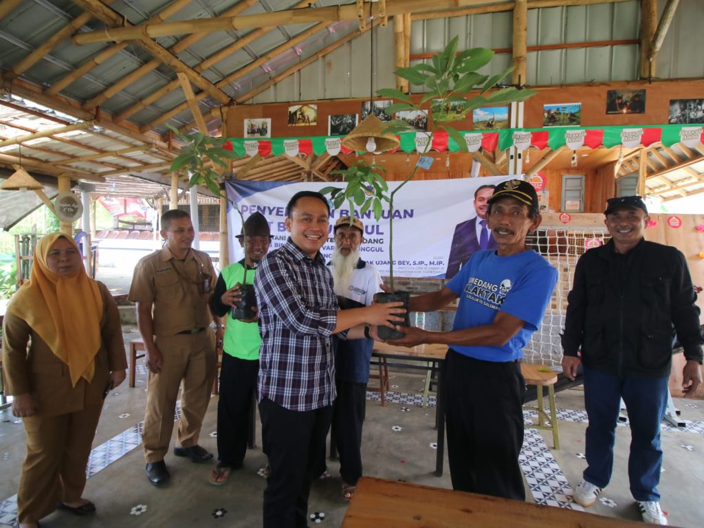 Ujang Bey Serap Aspirasi Petani Rancakalong, Salurkan Bibit Alpukat