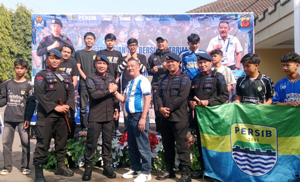 Brimob Polda Jabar dan Bobotoh Persib Salurkan Air Bersih ke Tiga Wilayah Terdampak Kekeringan di Sumedang