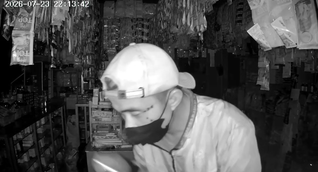 Maling terekam CCTV saat beraksi di dalam warung milik warga di Desa Boros, Tanjungkerta, Sumedang, Kamis (23/7/2026) malam.
