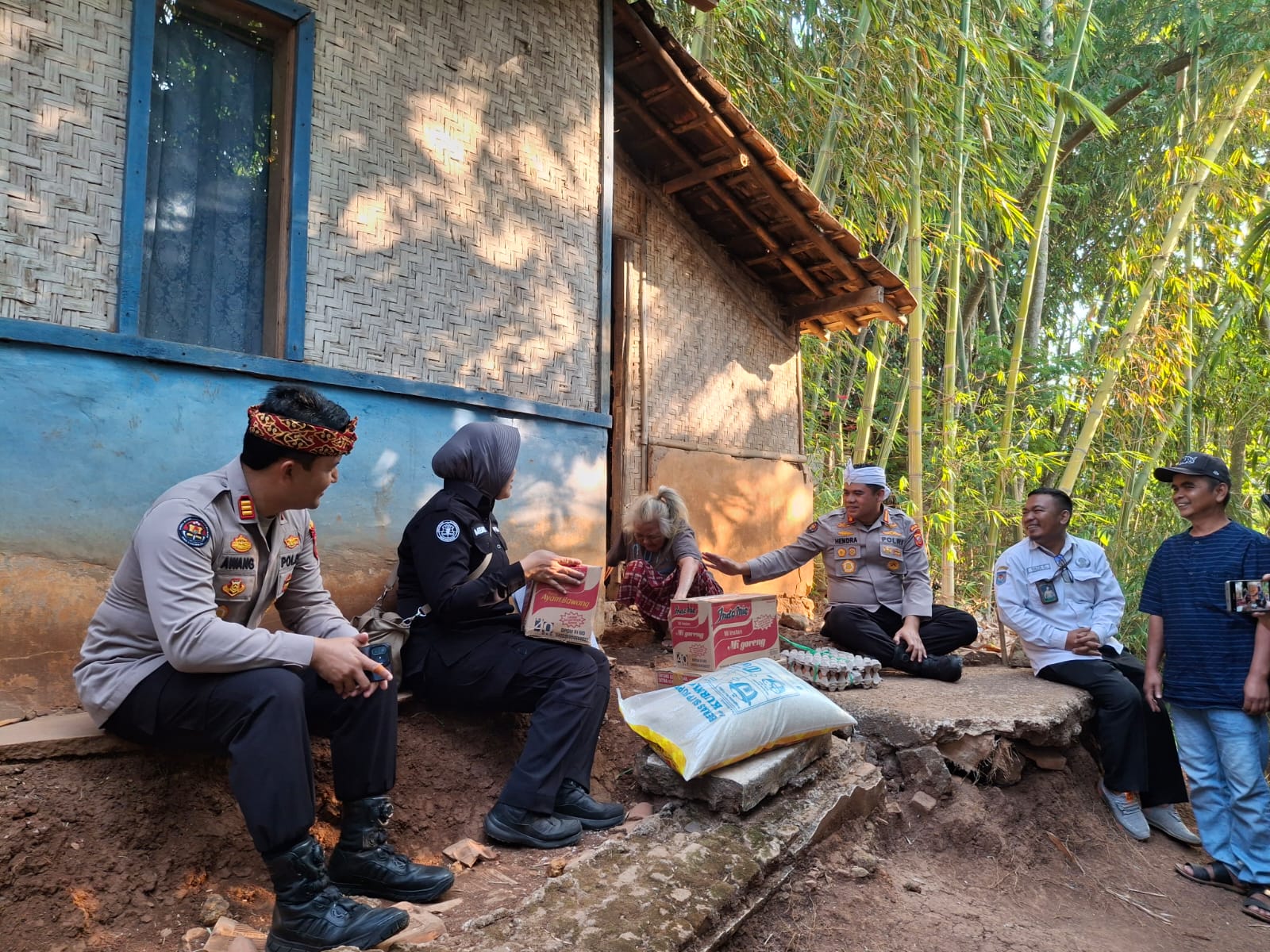 Kabid Humas Polda Jabar Sambangi Lansia Sebatang Kara di Jatinangor