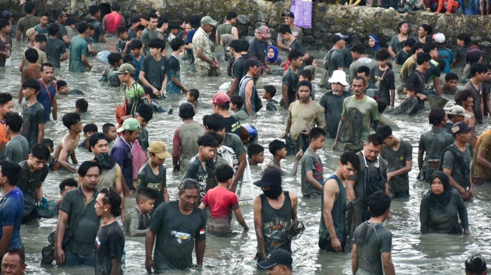 Merayakan Kemerdekaan dengan Tradisi Ngagogo Lauk, 1,5 Ton Ikan Ditebar di Sumedang