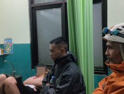 Kaget Batu Longsor Nyaris Menimpa, Gadis di Sumedang Tersungkur dari Motor