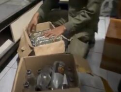 Ratusan Botol Miras Tanpa Cukai Ditemukan di Tanjungsari, Pemilik Toko Dipanggil ke Kantor Satpol PP Sumedang